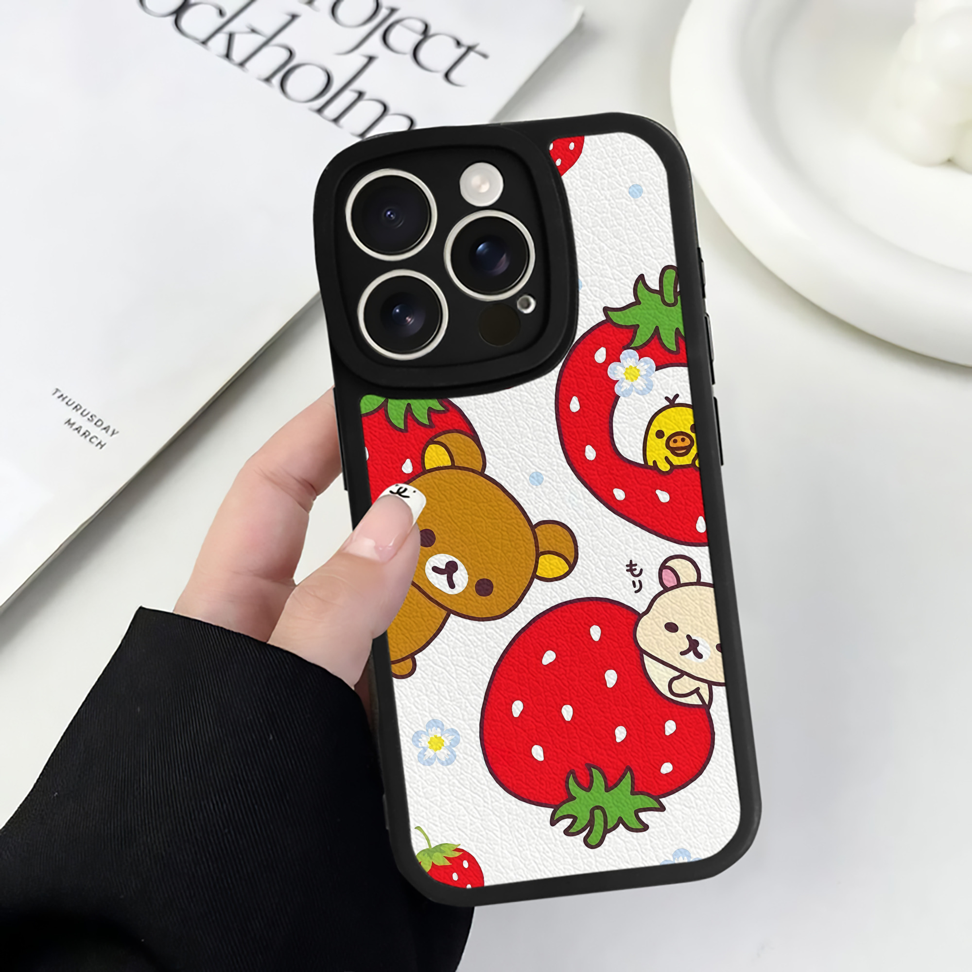 （画像用） リラックマ リラックマ キイロイトリ Rilakkuma Korilakkuma Kiiroitori 【iPhone 16シリーズ対応】シリコンスマホケース（レザー調） 材質：シリコン